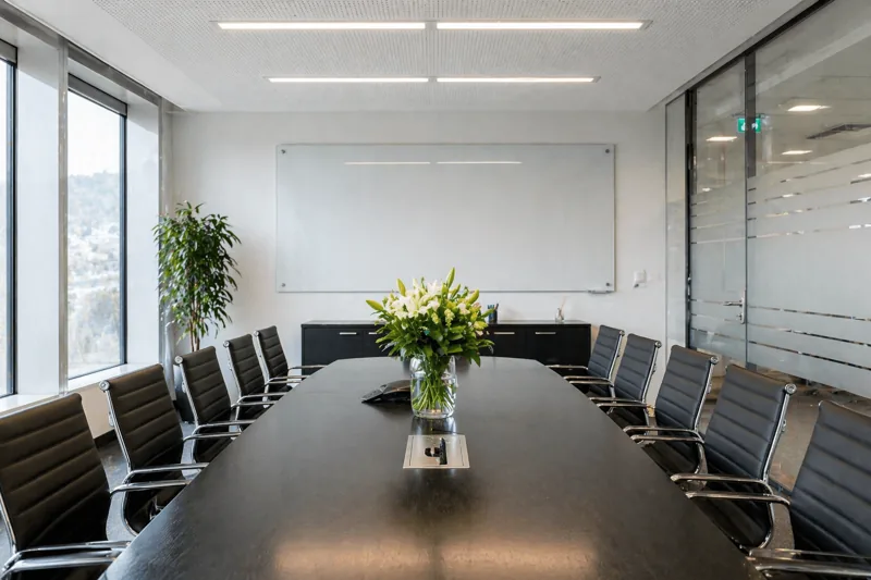 Büro- & Gewerbereinigung: frisch gereinigter Sitzungsraum mit Konferenztisch