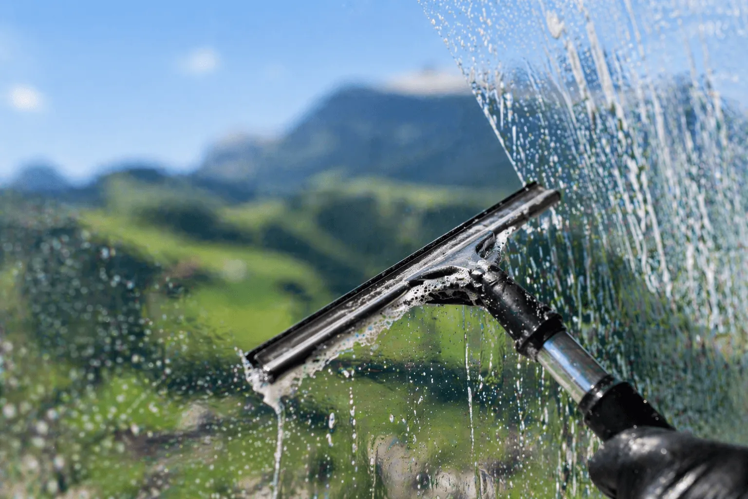 Fensterreinigung mit Abzieher an einem grossen Fenster