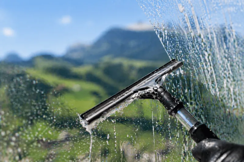 Fensterreinigung mit Abzieher an einem grossen Fenster