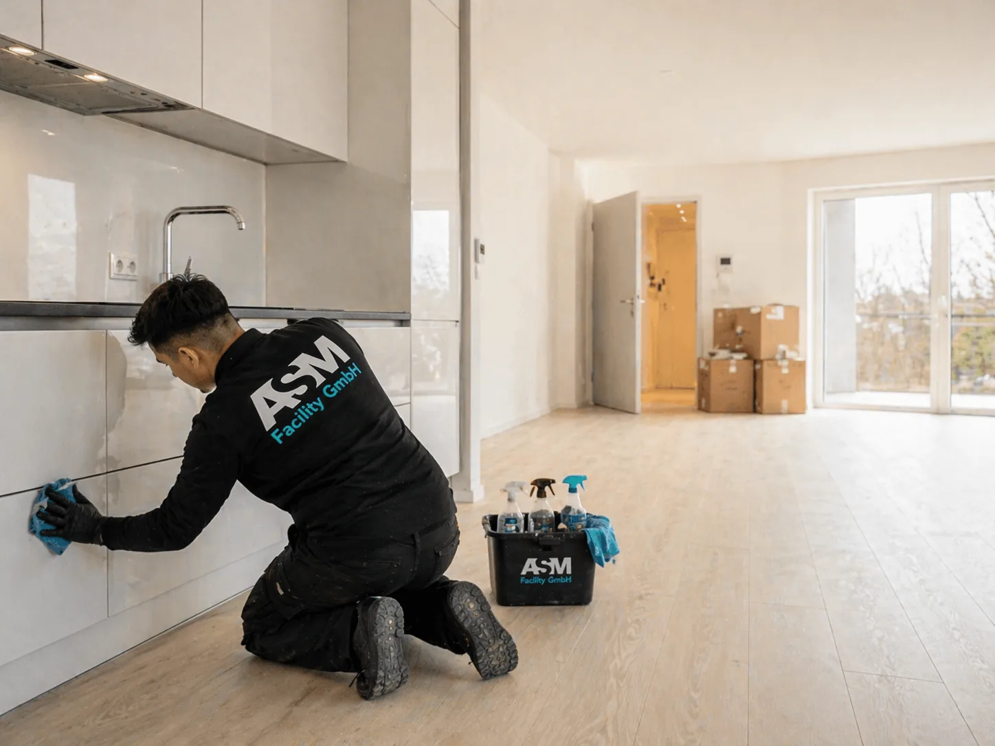 ASM Mitarbeitende reinigen Küchenfronten