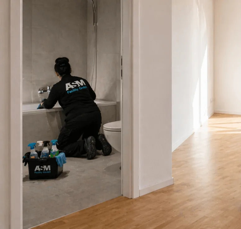 Umzugsreinigung: entkalktes Badezimmer nach der Endreinigung